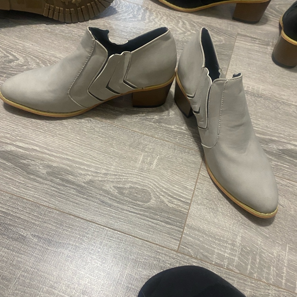 Ankle boots
Size: 7
Gray
Never been worn